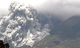 JAPÃO PROSSEGUE COM OPERAÇÕES DE RESGATE JUNTO A VULCÃO EM ERUPÇÃO