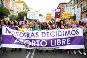 MILHARES DE MULHERES CELEBRAM EM MADRID RETIRADA DA REFORMA DA LEI DO ABORTO
