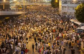 MANIFESTANTES DE HONG KONG PROTESTAM JUNTO AO PORTO