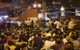 MILHARES DE PESSOAS CONTINUAM CONCENTRADAS NO CENTRO DE HONG KONG APÓS NOITE TENSA