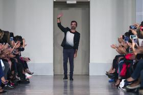 LUÍS BUCHINHO APRESENTOU UMA “HAPPY HOUR” REPLETA DE SAIAS E VESTIDOS EM PARIS