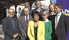 Olivia Chow ao lado de uma série de vereadores e candidatos às eleições municipais - 16 de setembro