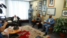 Rob Ford no encontro com o pugilista retirado Mike Tyson, numa foto postada no Twitter em 9 de setembro (TOMayorFord)