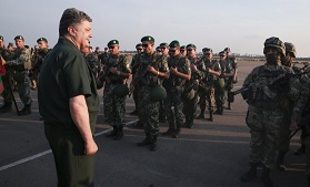 O presidente ucraniano, Petro Poroshenko, à esquerda, inspeciona os militares, durante a sua visita à cidade costeira do sul de Mariupol, Ucrânia - 8 de setembro de 2014 (AP Photo/Mikhail Palinchak, pool)