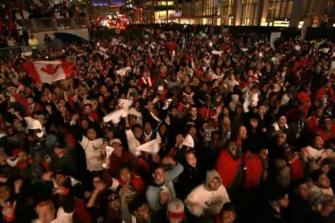 Fãs dos Raptors enchem a Maple Leaf Square, durante um jogo do payoff da NBA - 22 de abril de 2014. CityNews