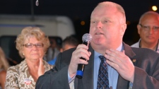 Rob Ford fala para uma multidão de apoiantes da Ford Nação em Etobicoke, com a sua mãe Diane Ford a observar. (Joshua Freeman / CP24)