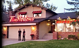 Uma casa no sudoeste de Calgary foi transformada, durante a noite, numa «coffee shop pop-up» Tim Hortons. (Tim Hortons / Twitter)