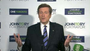 O candidato a presidente John Tory fala com os repórteres na sexta-feira à tarde.