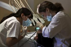 FACULDADE DE MEDICINA DENTÁRIA FECHA CLÍNICA DEVIDO A ACUSAÇÕES DE TRIBUNAL