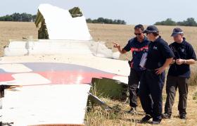 MINISTRO HOLANDÊS REVELA QUE PASSAGEIRO DO VOO MH17 LEVAVA MÁSCARA DE OXIGÉNIO
