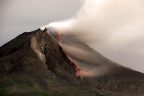 VULCÃO DO MONTE SINABUNG NA INDONÉSIA ENTROU EM ERUPÇÃO