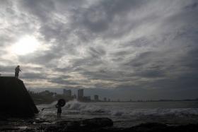 SIMON GANHA FORÇA AO LARGO DA COSTA MEXICANA E TRANSFORMA-SE EM POTENTE FURACÃO