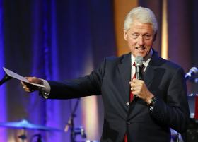 CLINTON INCENTIVA ATIVISTAS A CONTINUAREM LUTA PELOS DIREITOS DOS HOMOSSEXUAIS