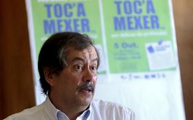 DIA MUNDIAL DO PROFESSOR ASSINALADO NA RUA COM CONTESTAÇÃO E LIVROS