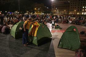 MANIFESTANTES CONTINUAM ACAMPADOS EM DEFESA DO REFERENDO NA CATALUNHA