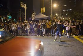 ESTUDANTES CONTESTATÁRIOS ACEITAM DISCUTIR REIVINDICAÇÕES COM GOVERNO DE HONG KONG