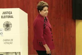 BRASIL/ELEIÇÕES: ROUSSEFF VOTOU EM PORTO ALEGRE E RECONHECE QUE ESCRUTÍNIO SERÁ RESOLVIDO NUMA SEGUNDA VOLTA