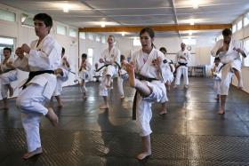 DIA MUNDIAL DA VISÃO: CÁTIA DESAFIA O IMPOSSÍVEL COM A PRÁTICA DE SHORINJI-KEMPO