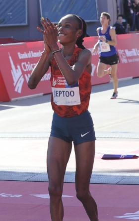 VENCEDORA DAS MARATONAS DE BOSTON E CHICAGO COM CONTROLO ANTIDOPING POSITIVO