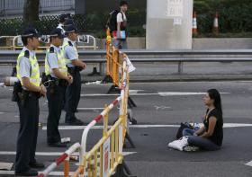 HONG KONG: POLÍCIA REABRIU AO TRÂNSITO PARTE DA ZONA OCUPADA POR ESTUDANTES