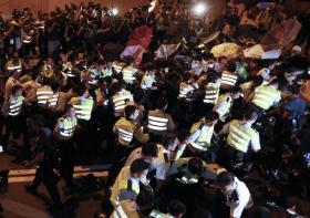 HONG KONG: PELO MENOS 45 DETIDOS EM NOITE INTENSA DE CONFRONTOS