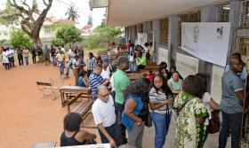 MOÇAMBIQUE/ELEIÇÕES: POLÍCIA PRENDE HOMEM COM SEIS URNAS E BOLETINS DE VOTO