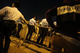 POLÍCIA DE HONG KONG DESMANTELA ACAMPAMENTO DE MANIFESTANTES PRÓ-DEMOCRACIA