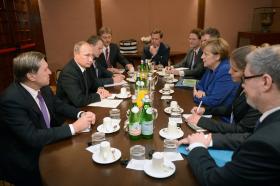 UCRÂNIA: PUTIN E MERKEL COM “SÉRIAS DIVERGÊNCIAS” — KREMLIN