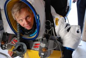 VICE-PRESIDENTE DA GOOGLE BATE RECORDE MUNDIAL COM SALTO A 41.150 METROS