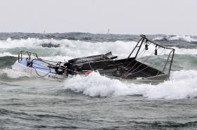 AUTORIDADES TENTAM RECUPERAR EMBARCAÇÃO QUE NAUFRAGOU EM OLHÃO