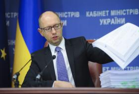 POROSHENKO PROPÕE RECONDUÇÃO DE IATSENIUK COMO PM DA UCRÂNIA