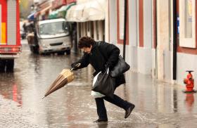 CHUVA INTENSA EM LISBOA OBRIGA AO CORTE DA CALÇADA DE CARRICHE
