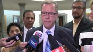 Brad Wall anunciando a ida à Índia (foto cbc.ca)