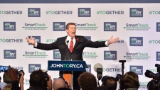 John Tory fala aos apoiantes, depois de vencer a eleição para presidente de Toronto, na segunda-feira, 27 de outubro de 2014. (The Canadian Press / Nathan Denette)