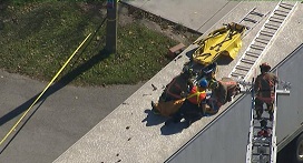 Equipas de emergência tratam uma vítima de um acidente industrial perto da Jane Street e Steeles Avenue, no início da tarde de quinta-feira.