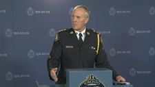 O chefe de polícia de Toronto Bill Blair falo aos jornalistas sobre as medidas de segurança reforçadas em Toronto, na sequência de tiroteios mortais em Otava.