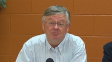 O Dr. Richard Schabas, Diretor Clínico do Departamento de Saúde de Belleville, faz uma atualização sdo estado de um paciente que foi isolado devido a sintomas parecidos ao Ébola – 13 de outubro de 2014