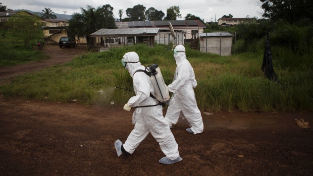 Nesta foto tirada em 24 de setembro, 2014, trabalhadores da saúde pulverizam desinfetante para evitar a propagação do vírus Ébola em Kenema, Serra Leoa. (AP Photo / Tanya Bindra)
