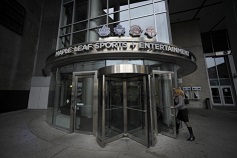 Exteriores do Air Canada Centre e a entrada para a Maple Leaf Sports and Entertainment. The Globe and Mail / Fred Lum