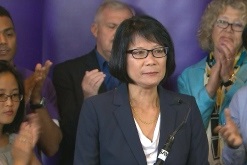 Olivia Chow fala com os jornalistas depois de lançar a sua plataforma eleitoral completa em 3 de outubro