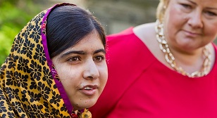 A aluna da escola paquistanesa e ativista pela educação Malala Yousafzai reúne-se com a primeira-ministra norueguesa Erna Solberg, à direita, no exterior da residência da primeira-ministra em Oslo - 14 de junho de 2014 (AP Photo: Vegard Grott / NTB SCANPIX / Pool)