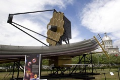 Um modelo em escala completa do Telescópio Espacial James Webb em exposição no Porto Velho de Montreal, 14 de julho de 2008