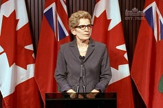 Kathleen Wynne em Toronto, na segunda-feira 20 de outubro de 2014. Atrás, o ministro da Saúde, Eric Hoskins. The Canadian Press / Frank Gunn