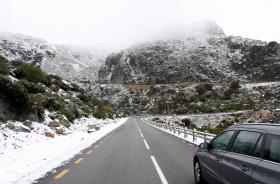NEVE CAIU PELA PRIMEIRA VEZ ESTE OUTONO E ENCERRA ESTRADAS NA SERRA DA ESTRELA