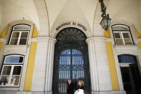 VISTOS GOLD: SECRETÁRIA-GERAL DA JUSTIÇA, DETIDA NA QUINTA-FEIRA, PEDE DEMISSÃO