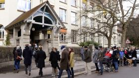 SUÍÇOS VOTAM EM REFERENDO SOBRE LIMITAÇÃO DE IMIGRANTES