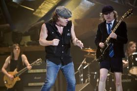 BATERISTA DOS AC/DC ACUSADO EM CONSPIRAÇÃO DE ASSASSÍNIO NA NOVA ZELÂNDIA