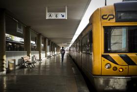 CIRCULAÇÃO DE COMBOIOS EM SANTA APOLÓNIA (LISBOA) NORMALIZADA PELAS 16:00