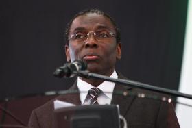 MÉDICO ANGOLANO DEIXA LIDERANÇA DA OMS ÁFRICA