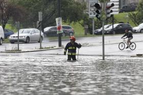 PROTEÇÃO CIVIL EMITE ALERTA À POPULAÇÃO DEVIDO À CHUVA E VENTO FORTES